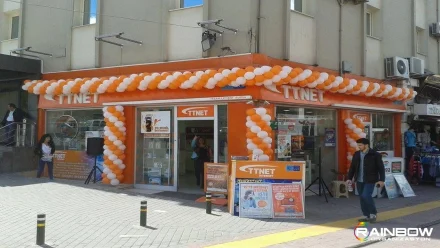 Bursa'da gerçekleşen bir etkinlikte kullanılan, canlı renklerde ve şık bir balon süsleme düzenlemesi.