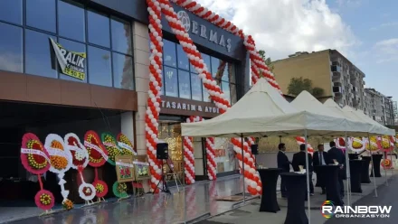 Profesyonel mekan balon süsleme çözümü ile Bursa'da unutulmaz bir etkinlik atmosferi yaratıldı.