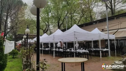 Rainbow Bursa Organizasyon tarafından Bursa'ya kurulan şık çadır ve çardaklarla donatılmış etkinlik alanı.