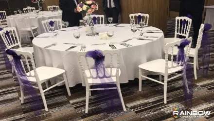 Bursa'da gerçekleştirilen etkinlikler için profesyonel ve şık masa ve sandalye kiralama düzenlemesi.