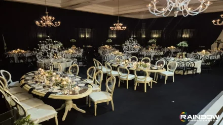 Bursa'da gerçekleşen şık bir davet organizasyonu kurulumu; çiçek düzenlemeleri ve zarif dekorasyon detayları.