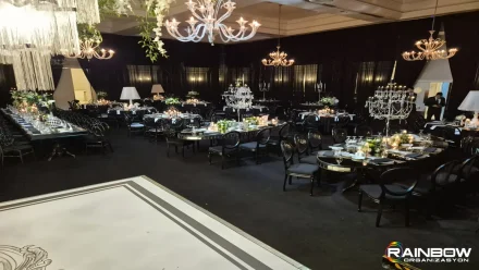 Profesyonel düğün davet süsleme hizmetimizle Bursa mekanınızı şık ve romantik bir şölene dönüştürün.