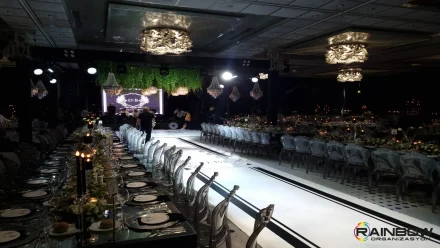 Bursa'da zarif bir düğün masa süsleme örneği. Çiçekler, mumlar ve özel dekorasyonlarla hazırlanmış şık bir masa düzenlemesi.