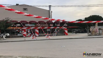 Bursa'da yapılmış şık bir açılış balon süsleme dekorasyonu ile yeni açılan mekanın girişi süsleniyor.