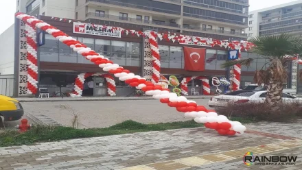 Bursa'da gerçekleştirilen bir etkinlikte, rengarenk balonlar ve profesyonel dekorasyon ile hazırlanmış şık bir organizasyon