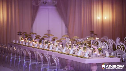 Bursa'da profesyonel bir düğün organizasyonu ile hazırlanan şık ve romantik bir davet alanı.