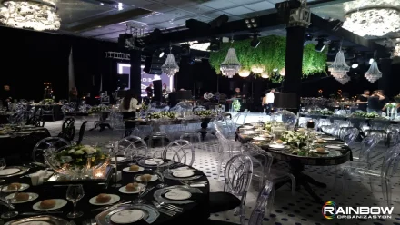 Bursa'da şık bir düğün masa süsleme örneği. Taze çiçekler ve özel dekorasyon detaylarıyla hazırlanan zarif masalar.