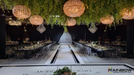 Rainbow Bursa Organizasyon tarafından tasarlanan, şık ve detaylı bir davet organizasyonu kurulumu örneği.