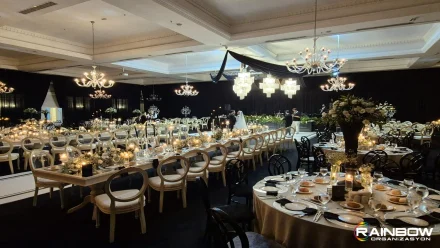 Doğal Bursa manzarasına sahip, romantik bir kır düğünü organizasyonu kurulumu ve dekorasyonu.