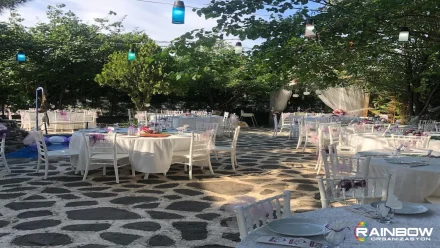 Rainbow Bursa Organizasyon tarafından tasarlanan, çiçeklerle zenginleştirilmiş şık bir nişan ve düğün dekorasyonu.