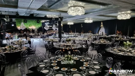 Profesyonel düğün masa süsleme örnekleri, Bursa'da zarif bir davet atmosferi yaratır.