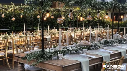 Rainbow Bursa Organizasyon tarafından tasarlanan, Bursa düğün organizasyonu konsepti; şık masa düzenlemeleri ve zengin çiçek