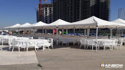 Rainbow Bursa Organizasyon tarafından Bursa'daki bir davet için profesyonel masa sandalye kiralama düzenlemesi.