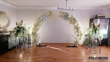 Rainbow Bursa Organizasyon tarafından tasarlanmış, çiçekli ve şık bir söz nişan organizasyonu dekorasyonu.