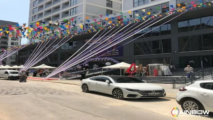 Bursa'da gerçekleşen yeni mekanın grand açılışında, heyecanlı bir atmosfer eşliğinde kurdele kesimi ritüeli görülüyor.
