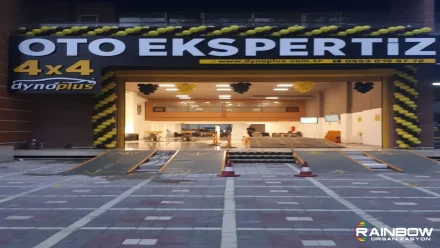 Rainbow Bursa Organizasyon tarafından tasarlanan, şık ve göz alıcı bir iş yeri süsleme örneği. Açılış dekorasyonu detayları.