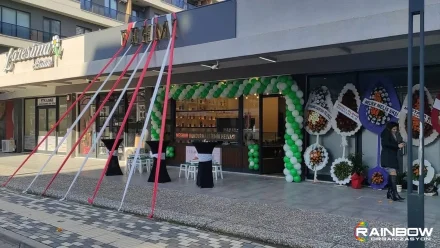 Rainbow Bursa Organizasyon tarafından Bursa'da düzenlenen, katılımcılarla dolu şık bir iş yeri açılışı anı.