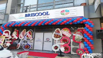 Rainbow Bursa Organizasyon tarafından düzenlenen bir açılış töreninde gerçekleşen kurdele kesimi anları.