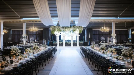 Bursa'da gerçekleştirilen şık ve gösterişli bir davet organizasyonu örneği. Detaylı dekorasyon ve profesyonel konsept sunumu.