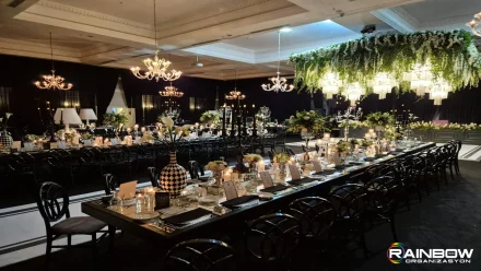 Profesyonel düğün davet süsleme detayları, taze çiçekler ve ışıklandırma ile hazırlanmış şık bir ortam.