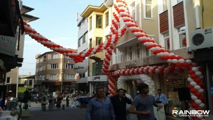 Rainbow Bursa Organizasyon tarafından Bursa'da düzenlenen bir etkinlikte, kurdele kesimi anı ve kutlama detayları.