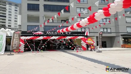 Bursa'daki yeni bir mekanın büyük açılış organizasyonu sırasında yapılan kutlama ve tören anları, profesyonel dekorasyon