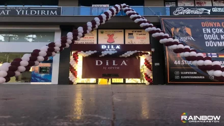 Rainbow Bursa Organizasyon imzalı, profesyonel bir iş yeri açılışı kutlaması ve dekorasyon detayları.