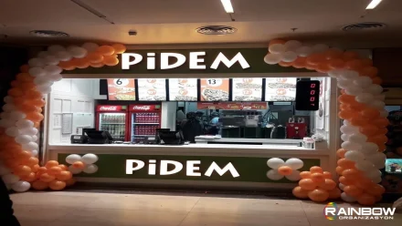 Rainbow Bursa Organizasyon tarafından Bursa'da düzenlenen yeni işletme açılışında yapılan resmi kurdele kesimi töreni.