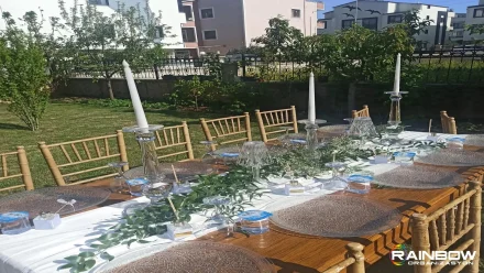 Bursa'da profesyonel masa ve sandalye kiralama hizmeti ile hazırlanmış düzenli ve şık bir etkinlik alanı.