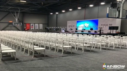 Bursa'da kurulan şık masa ve sandalyelerle kusursuz bir organizasyon sandalye kiralama düzeni.