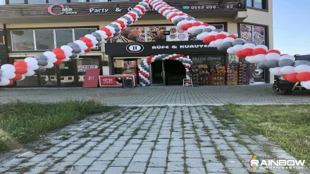 Profesyonel balon süsleme tasarımlarıyla Bursa'daki mekanlara şenlikli ve göz alıcı bir atmosfer katıyoruz.