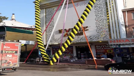Bursa'da gerçekleşen özel bir etkinlik için yapılmış, renkli ve gösterişli balon süsleme düzenlemesi.