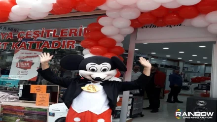 Bursa'daki bir etkinlik için profesyonelce hazırlanmış, göz alıcı ve detaylı bir balon dekorasyon örneği.