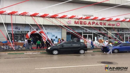 Rainbow Bursa Organizasyon imzalı, Bursa merkezli şık ve göz alıcı açılış balon süsleme düzenlemesi.