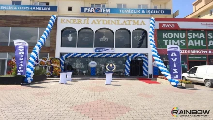 Bursa'da yapılan profesyonel bir doğum günü balon süsleme düzenlemesi. Renkli ve göz alıcı bir atmosfer yaratılmış.