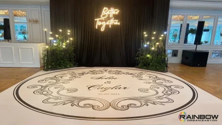 Bursa'da gerçekleşen nişan töreni için zarif çiçeklerle süslenmiş, romantik söz masası süsleme tasarımı.