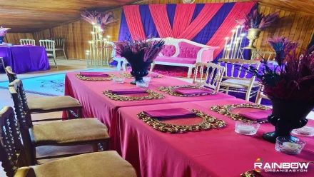 Rainbow Bursa Organizasyon tarafından tasarlanan, çiçeklerle zenginleştirilmiş şık bir nişan dekorasyonu örneği.