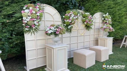 Bursa'da evde söz organizasyonu konsepti; şık çiçekler, ışıklandırma ve romantik dekorasyon detayları.