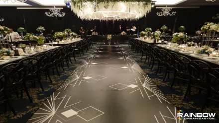 Bursa'da gerçekleşen, çiçeklerle süslenmiş zarif bir davet organizasyonu örneği ve profesyonel dekorasyon.