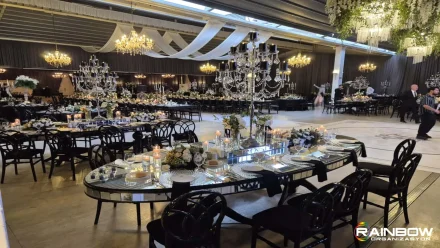 Bursa düğün organizasyonunda kullanılan zarif masa süslemeleri, çiçek aranjmanları ve dekorasyon detayları.