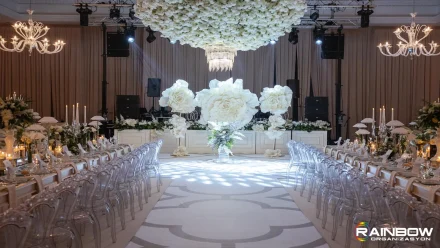 Rainbow Bursa Organizasyon tarafından tasarlanan, şık ve zarif bir düğün masa süsleme örneği.