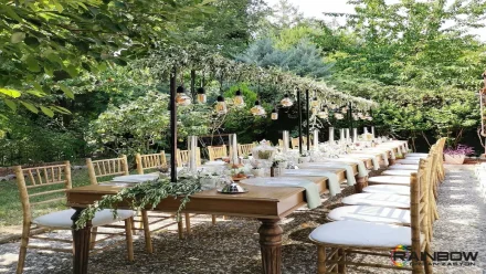 Rainbow Bursa Organizasyon tarafından tasarlanan, çiçekli ve şık bir düğün dekorasyonu örneği