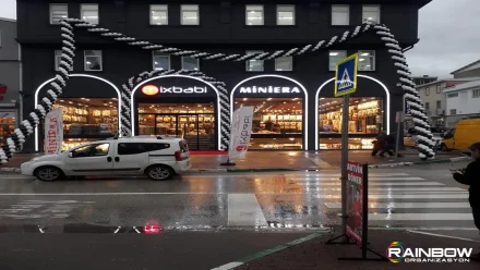 Bursa'daki özel bir etkinlik için hazırlanan, etkileyici ve canlı balon dekorasyon düzenlemesi.