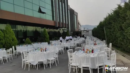 Profesyonel masa sandalye dizilimi ile gerçekleşen davet organizasyonu. Bursa'da her türlü etkinlik için şık ve konforlu