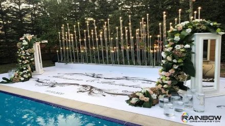 Bursa'da profesyonel bir söz nişan organizasyonu için hazırlanan şık masa düzenlemesi ve zarif çiçek dekorasyonu.