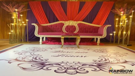 Bursa'da gerçekleşen, romantik ve şık bir nişan organizasyonu kurulumu. Dekorasyon detayları ve çiçek aranjmanları görülüyor.