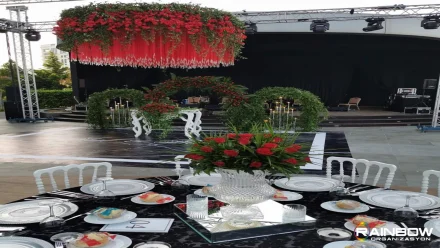 Bursa'da gerçekleşecek söz nişan organizasyonu için zarif ve romantik söz masası süsleme detayları.