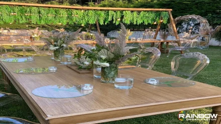 Rainbow Bursa Organizasyon imzalı, çiçeklerle zenginleştirilmiş şık bir nişan dekorasyonu örneği.