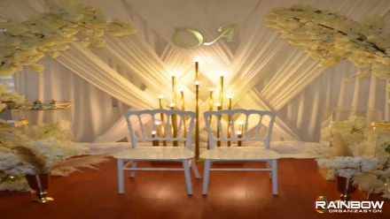 Rainbow Bursa Organizasyon tarafından tasarlanan, şık ve romantik bir evde söz organizasyonu kurulumu örneği.