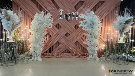 Bursa'da gerçekleştirilen, romantik temalı ve profesyonel bir söz nişan konsepti dekorasyonunun detaylı görünümü.